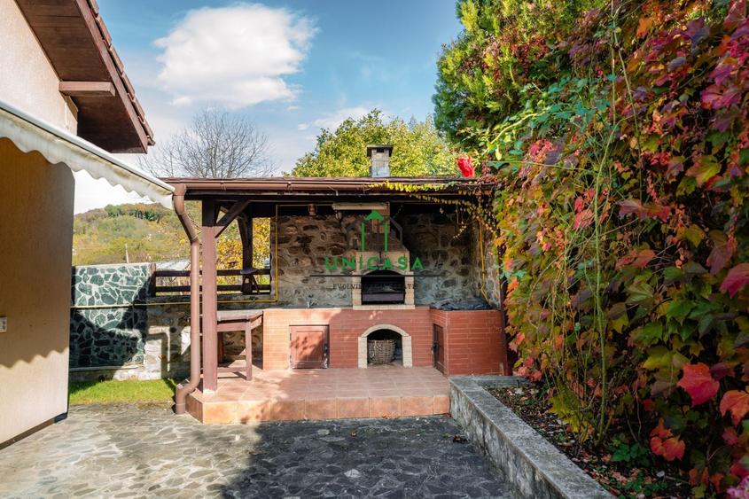Casă individuală cu 8 camere cu Garaj în Bârsești (Mihăești)