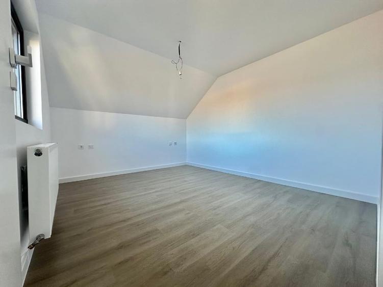 Casă individuală cu 5 camere cu Teren 400 Mp în Central