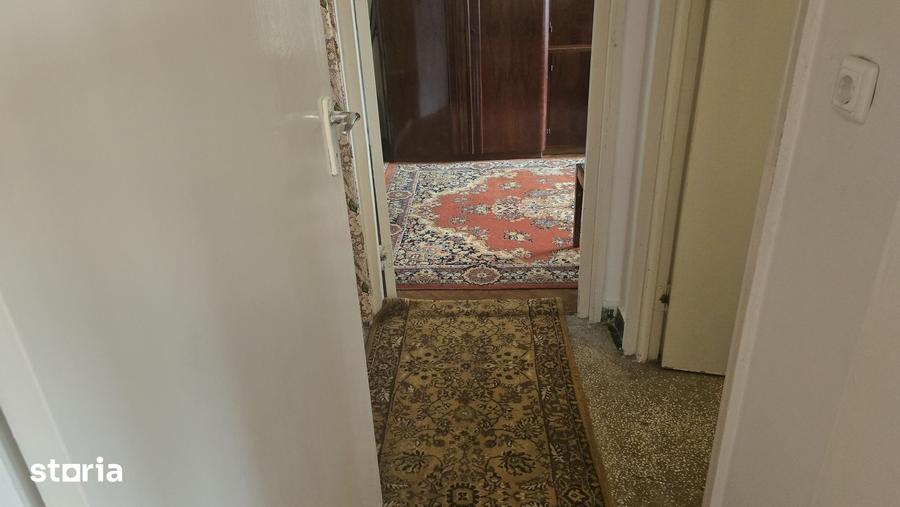 Apartament cu 3 camere semidecomandat în Gojdu