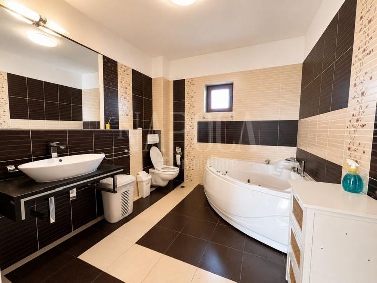 Casă individuală cu 8 camere cu Canalizare în Gruia