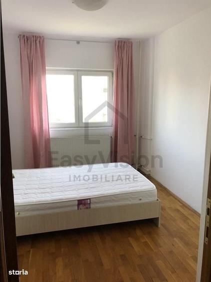 Apartament cu 3 camere semidecomandat în Tineretului