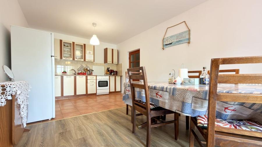 Casă individuală cu 7 camere cu Canalizare în Corbu