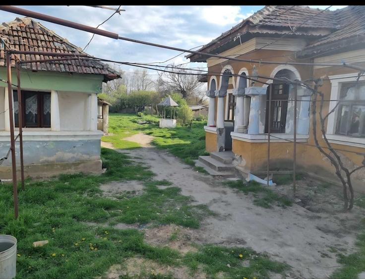 Casă cu 4 camere cu Teren 1111 Mp în Hotărani