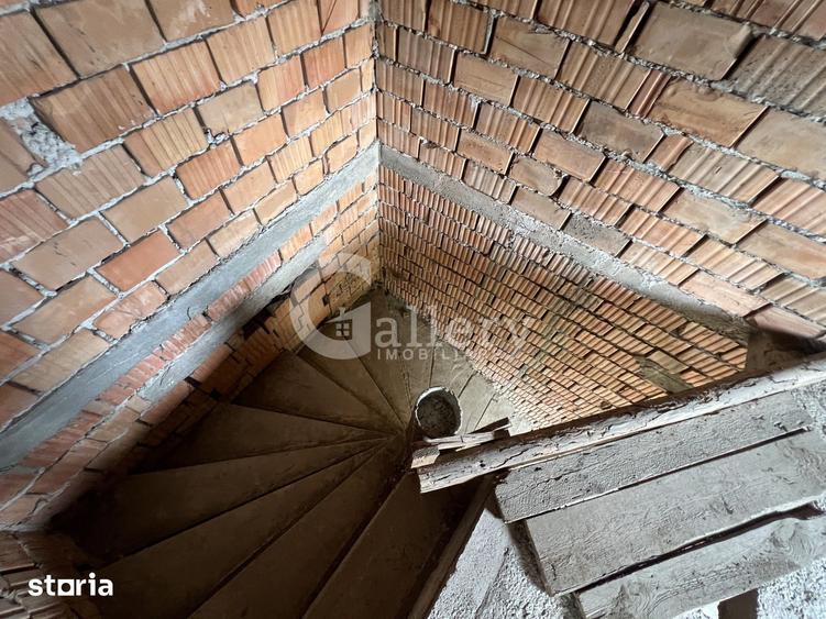 Casă cu 6 camere cu Teren 374 Mp în Central