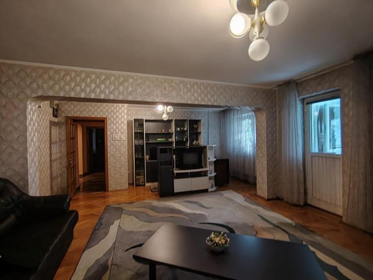 Apartament cu 5 camere decomandat, mobilat în Central