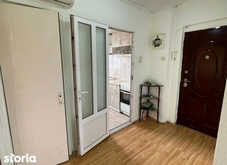 Apartament cu 3 camere în Podu Roș