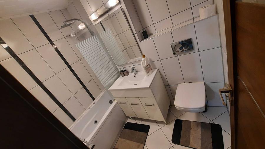 Apartament cu 3 camere decomandat în Polivalentă