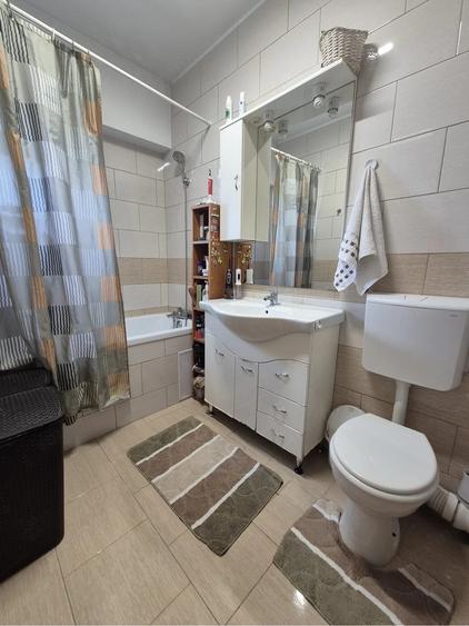 Apartament cu 3 camere decomandat în Florești