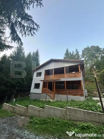 Casă cu 7 camere cu Teren 1170 Mp în Colibița