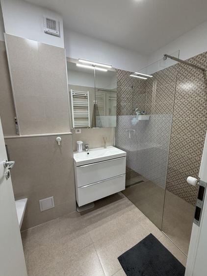 Apartament cu 3 camere decomandat, mobilat în Central