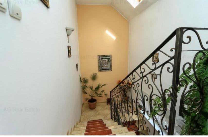 Casă cu 7 camere cu Teren 970 Mp în 1 Decembrie