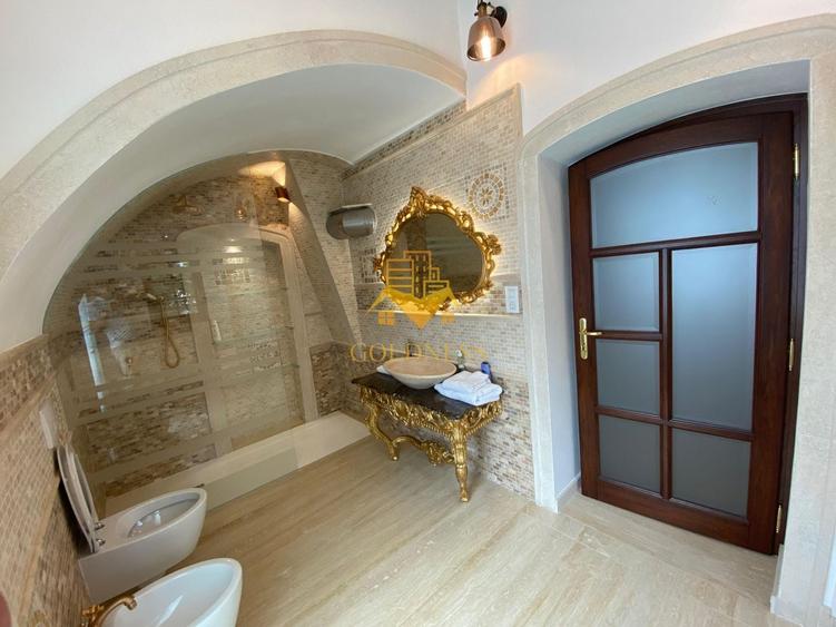 Casă individuală cu 10 camere cu Canalizare în Gruia
