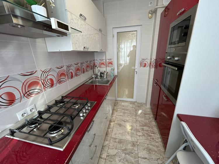 Apartament cu 3 camere semidecomandat, mobilat în Calea Galați