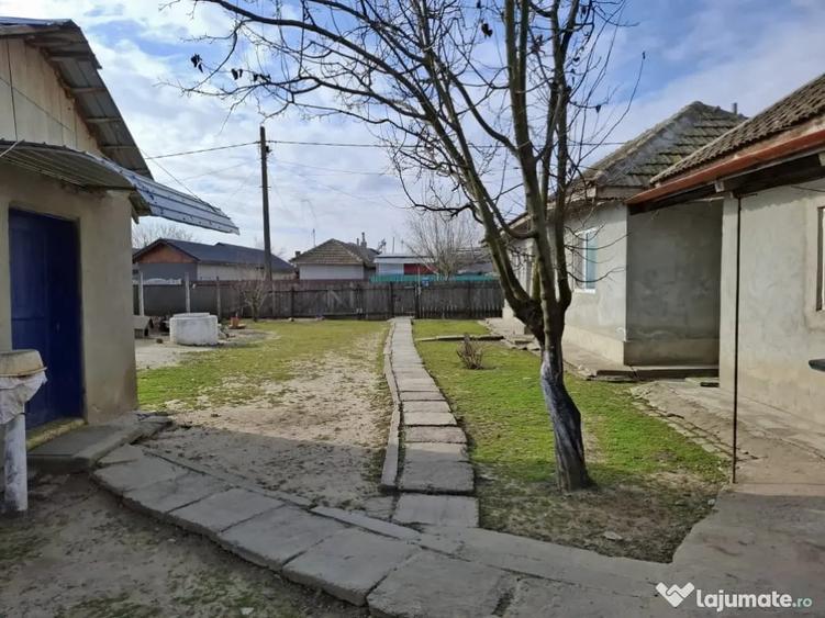 Casă cu 4 camere în Bordușani