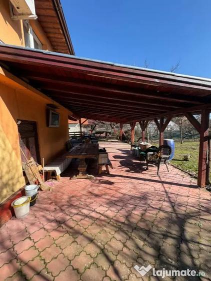 Casă cu 5 camere cu Teren 1600 Mp în Săcălășeni