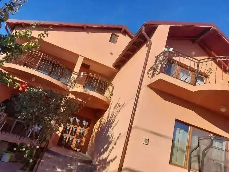 Casă cu 6 camere cu Teren 300 Mp în Central