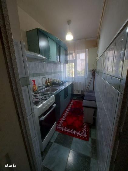 Apartament cu 3 camere nedecomandat în Micro 11