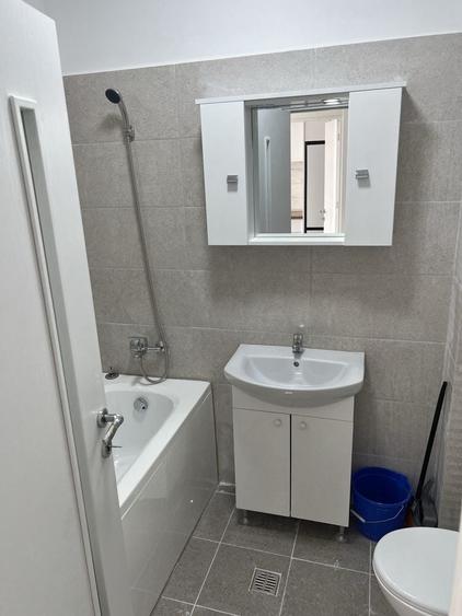 Garsonieră decomandată în Roșu
