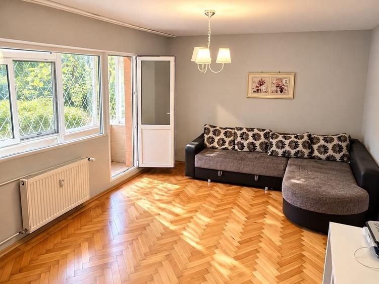 Apartament cu 3 camere decomandat în Titan