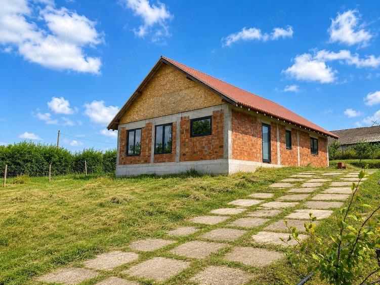 Casă cu 4 camere cu Teren 1000 Mp în Zăpodeni