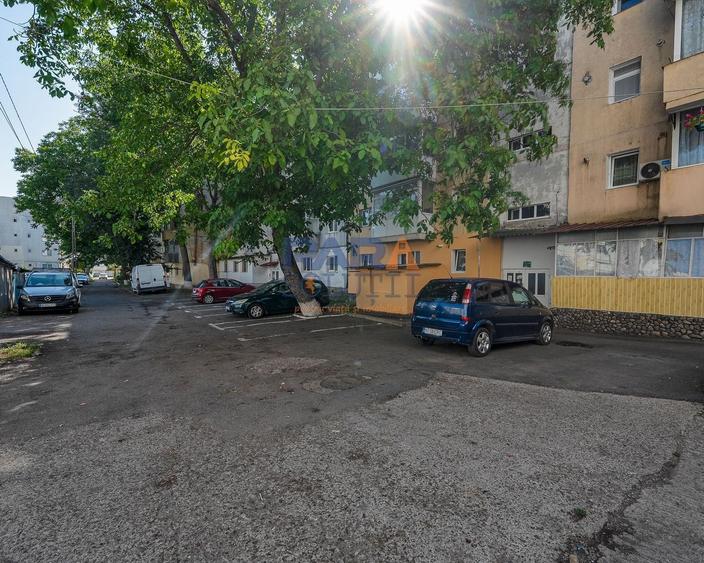 Apartament cu 3 camere semidecomandat, mobilat în Nord