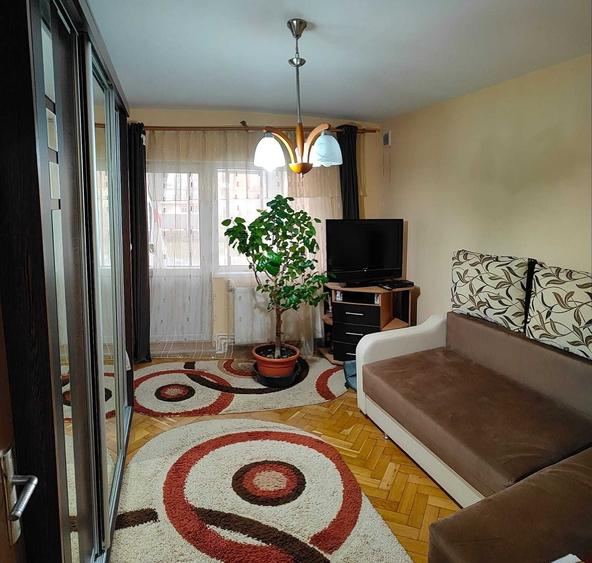 Apartament cu 4 camere decomandat în Central