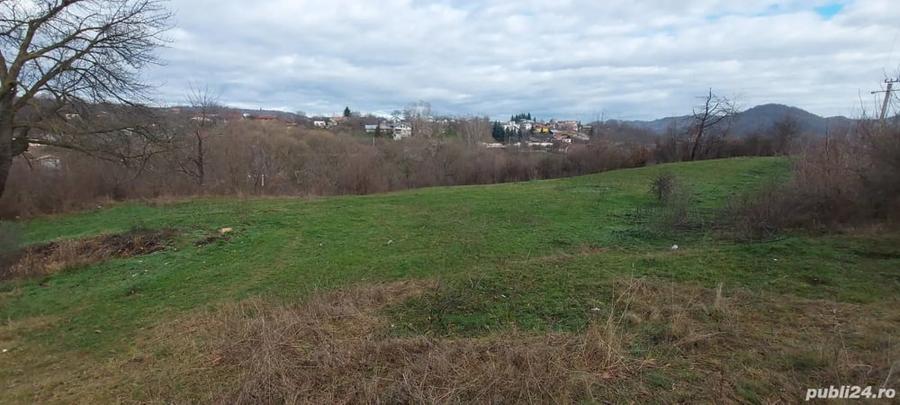 Teren de 4355 mp, în Est