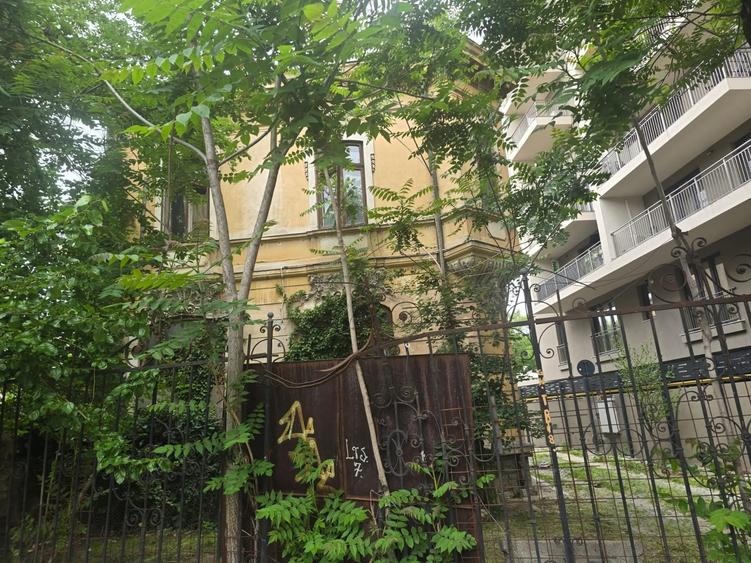 Casă individuală cu 8 camere cu Canalizare în Calea Plevnei