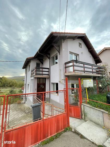 Casă cu 8 camere cu Teren 500 Mp în Iris