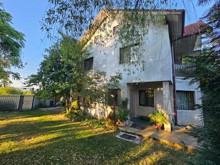 Casă individuală cu 5 camere cu Garaj în Sud