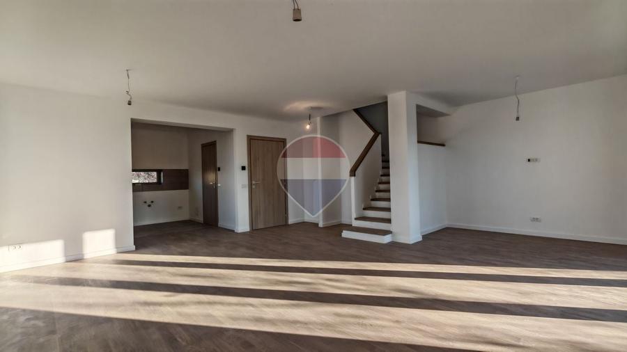 Duplex cu 4 camere cu Teren 250 Mp în Odăi