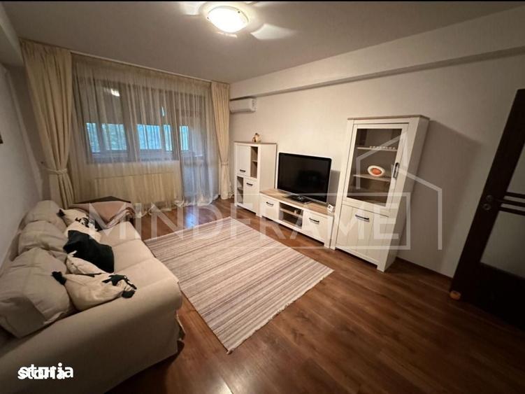 Apartament cu 3 camere în Apărătorii Patriei