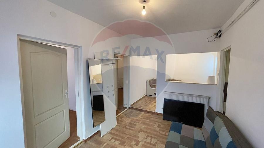 Apartament cu 4 camere semidecomandat, mobilat în Central