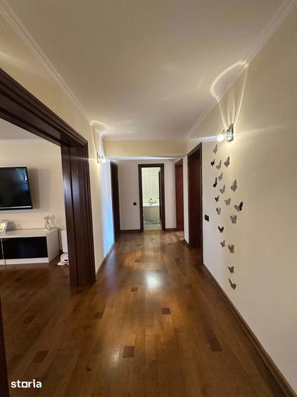 Apartament cu 5 camere decomandat în Soarelui
