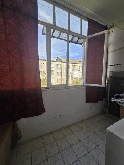Apartament cu 3 camere semidecomandat, mobilat în Central
