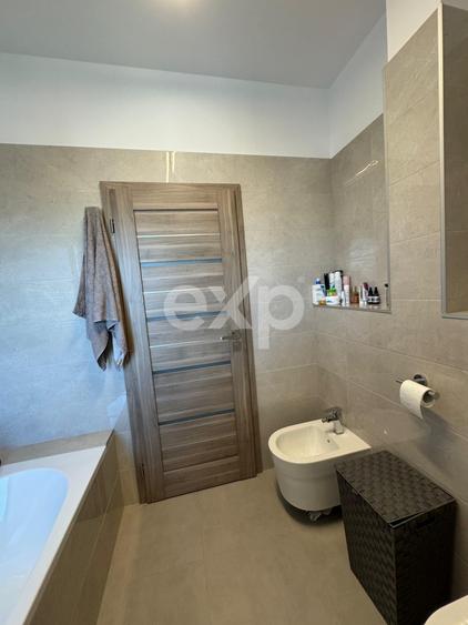 Apartament cu 3 camere semidecomandat în Între Lacuri