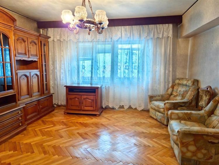 Apartament cu 3 camere decomandat în Sud