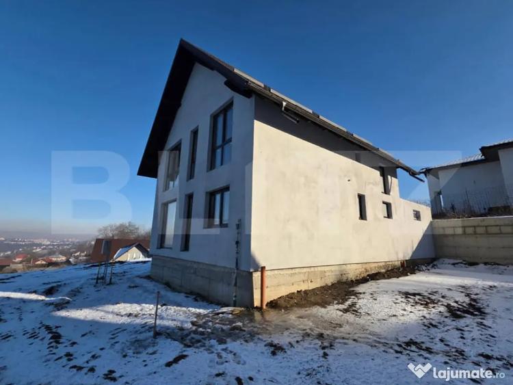 Casă cu 4 camere cu Teren 550 Mp în Central