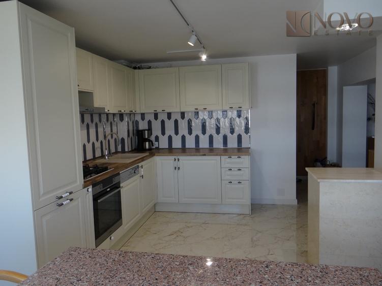 Apartament cu 3 camere semidecomandat, mobilat în P-ța Muncii
