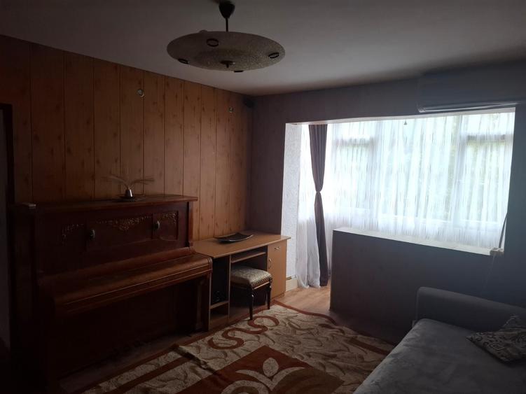 Apartament cu 3 camere semidecomandat în Liteni