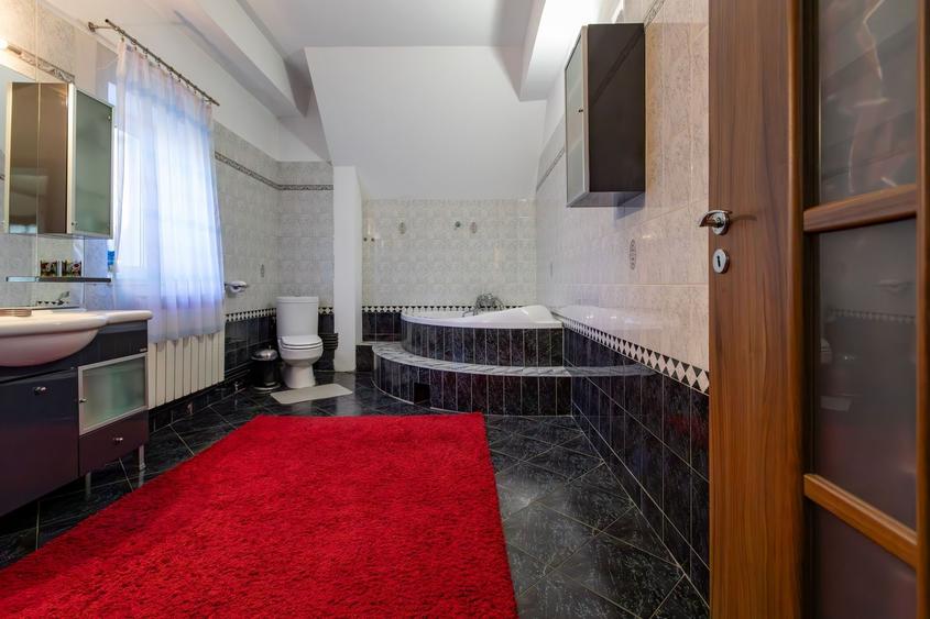 Casă individuală cu 8 camere cu Canalizare în Central