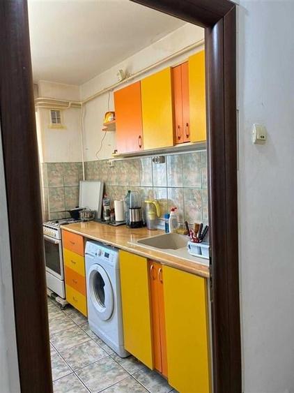 Apartament cu 3 camere semidecomandat în Mircea cel Bătrân
