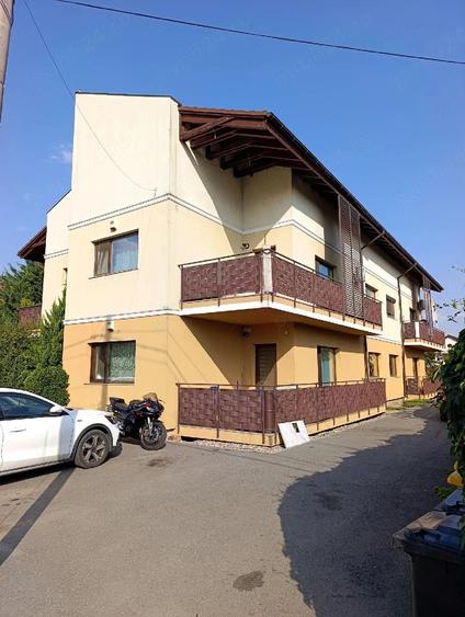 Apartament cu 3 camere semidecomandat în Dumbrăvița