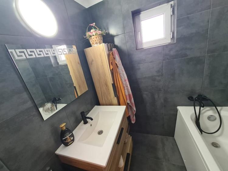 Apartament cu 4 camere decomandat, mobilat în Sărari