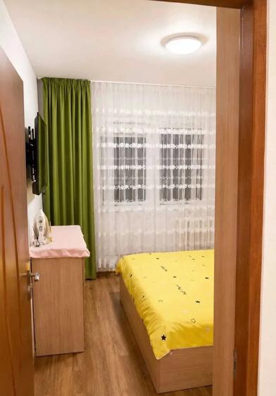 Apartament cu 3 camere semidecomandat, mobilat în Central