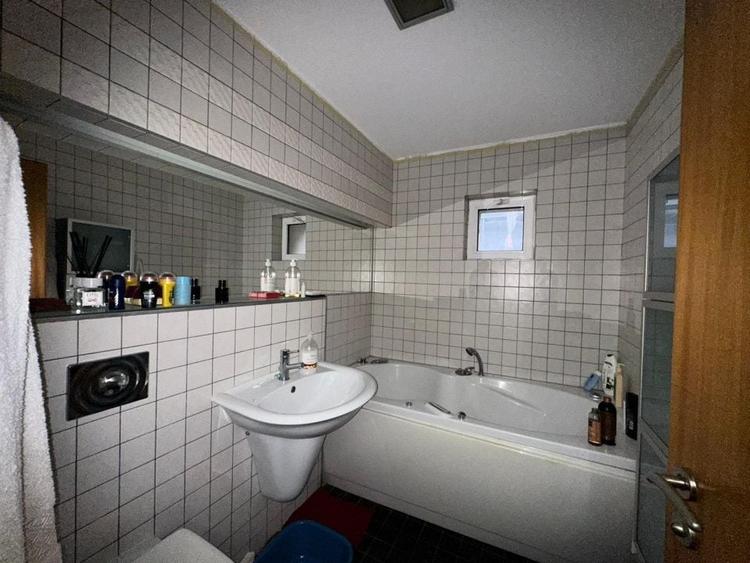 Apartament cu 3 camere semidecomandat, mobilat în Vitan