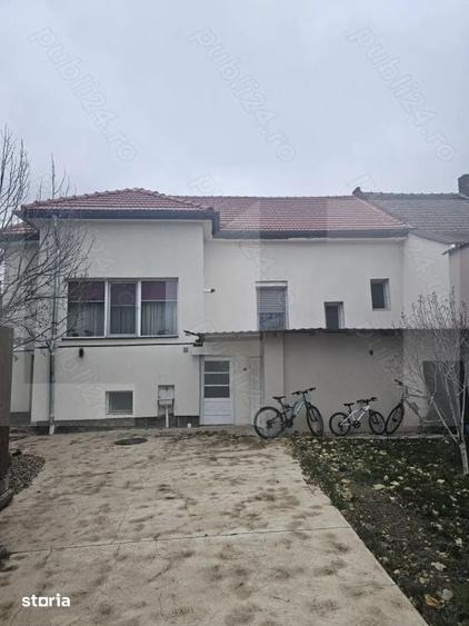 Casă cu 5 camere cu Teren 530 Mp în Lipovei