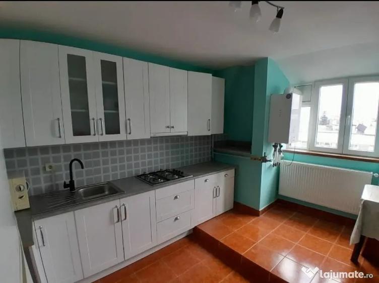 Apartament cu 3 camere semidecomandat în Central