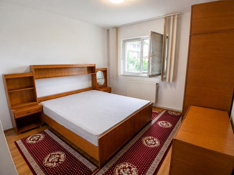 Apartament cu 3 camere decomandat, mobilat în Nicolina