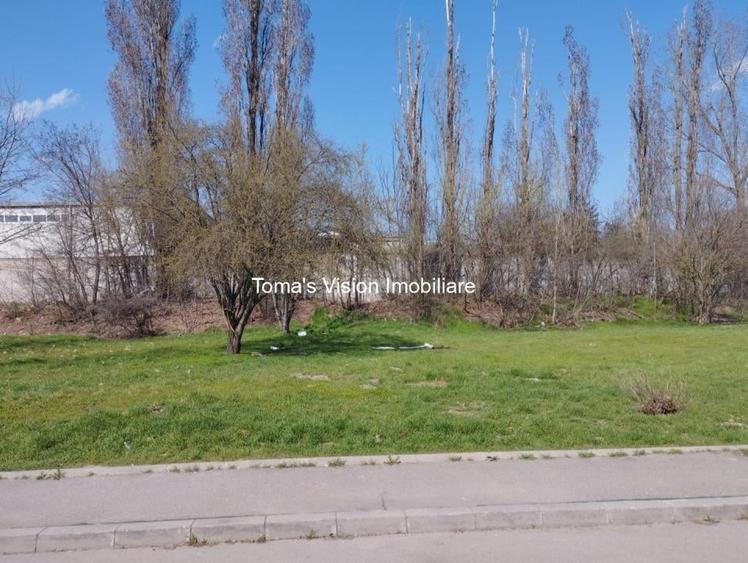Teren intravilan de 592 mp, în 1 Decembrie